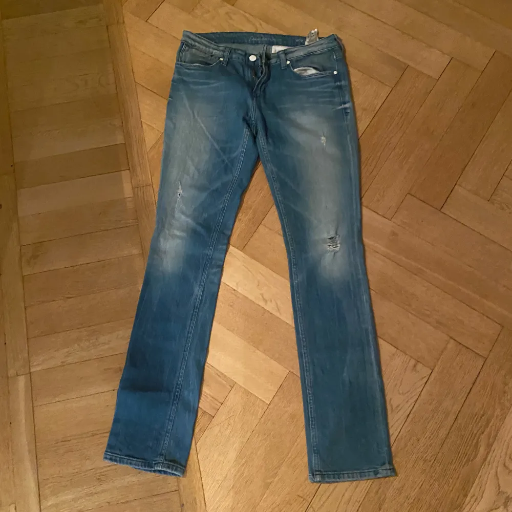 Säljer minna Calvin Klein jeans då dom inte passar! Dom är som nya skulle jag säga. Skriv för fler bilder eller så💕. Jeans & Byxor.