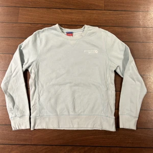 Vintage Champion Sweatshirr - Snygg vintage Champion sweatshirt i storlek L men sitter som S! Fin ljusblå färg!  Använd gärna Köp nu