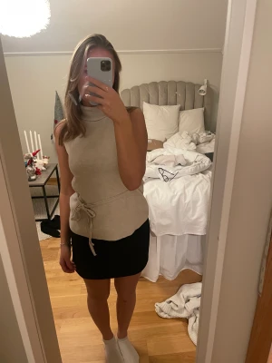 Zara topp - Säljer denna fina topp från zara med snörning. 