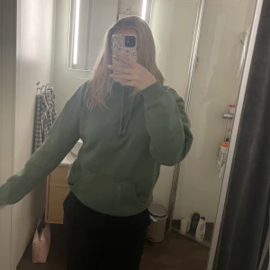 Bikbok hoodie - Mörkgrön hoodie från bikbok som endast är använd några gånger 💚 Det är några små fläckar på den men inget som man tänker på (bild 2)