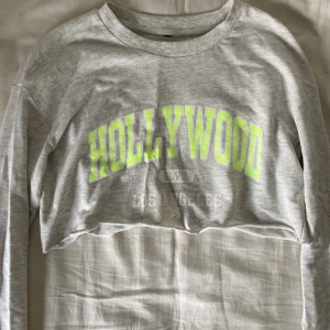 Tröja med tryck  - Skön cropped tröja som är i jättefint skick! 💚