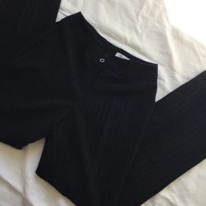 Kostymbyxor  - Långa randiga kostymbyxor, passar till 34-36, mid/lowrise, ser väldigt fint ut på