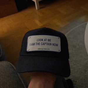 John hatter keps ”Look at me I am the captain nog” Använd i 1 månad så den är i väldigt bra skicka, inga märken eller så Nypris 999kr Köparen står för frakten