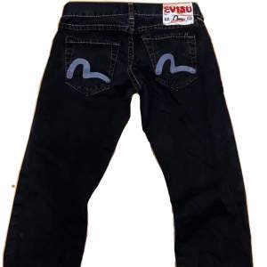 Lågmidjade bootcut evisu jeans i jättefint skick!!! Modellen är 171 för referens och har XS/S i jeans❤️midjemått 38 cm rakt över.  skickar gärna fler bilder vid förfrågan