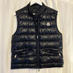 Moncler Gui - Moncler Gui  Storlek 2 Skick 8/10, bortsett från zipen som strular, går fortfarande och zippa upp  Pris 2500kr