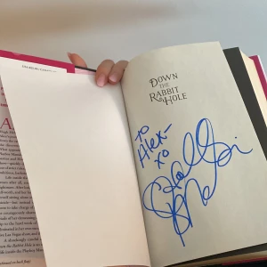 Holly Madison- down the rabbit hole - Holly Madison’s book som är signerad av henne själv, pris kan diskuteras om ni kommer i kontakt