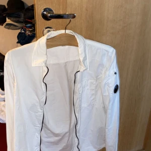 C.P Company jacka - Hej, jag säljer min c.p company jacka som är knappast använd pga att jag köpte fel storlek. Det är storlek M på denna och den har inga skador eller fläckar. Pris kan diskuteras 