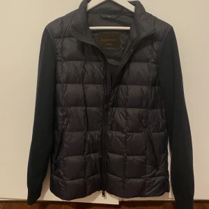 Massimo Dutti Jacka  - Herr Massimo Dutti Jacka, storlek M. Tunn svart dunjacka. Säljer för 300 kr, köparen står för frakten.