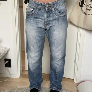 fina diesel jeans, modellen är 1,60 och dem är en aning långa🥰 frakten ingår inte.