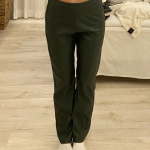 Gina Tricot Skinnbyxor Militärgrön - Snygga militärgröna/mörkgröna Skinnbyxor från GinaTricot som dessvärre är förstora:( använda typ en gång. Budning om fler är intresserade 