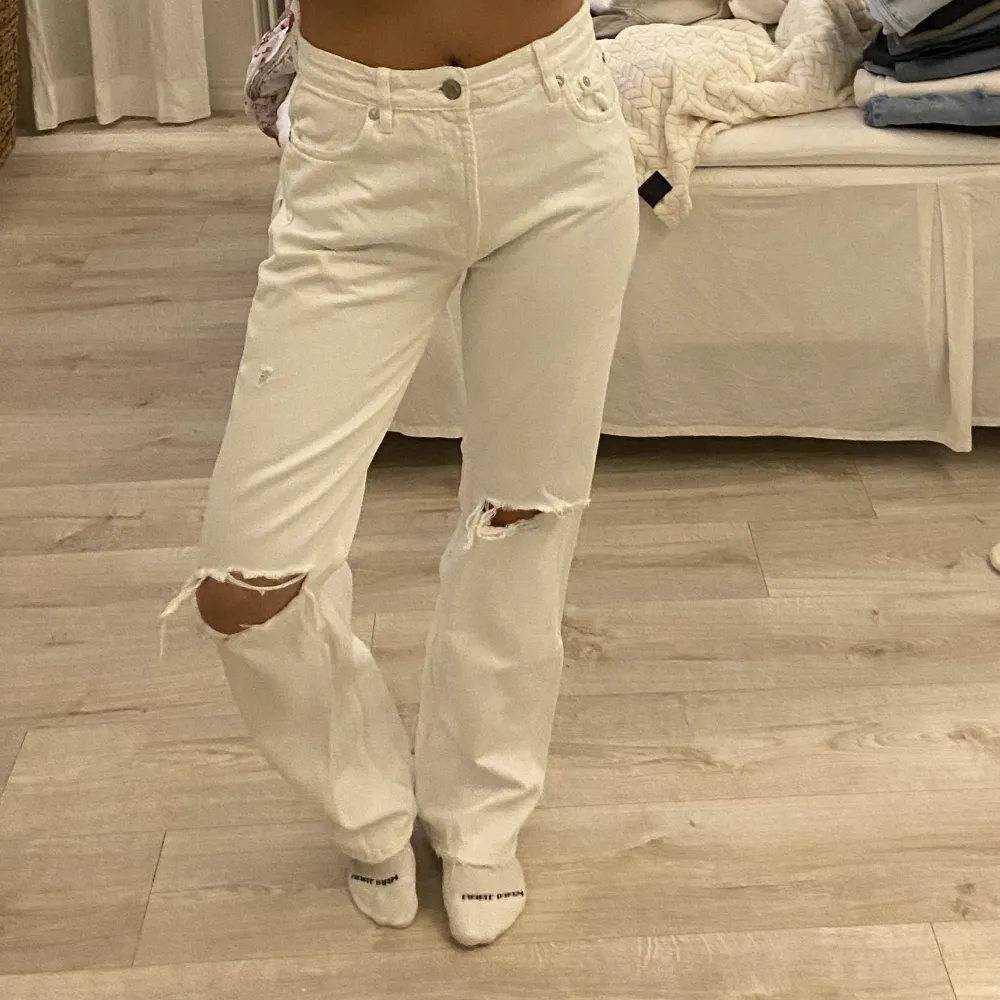Snygga vita jeans från Zara med hål på knäna🤍för stora för mig och kommer därför inte till användning! Budning om fler är intresserade . Jeans & Byxor.