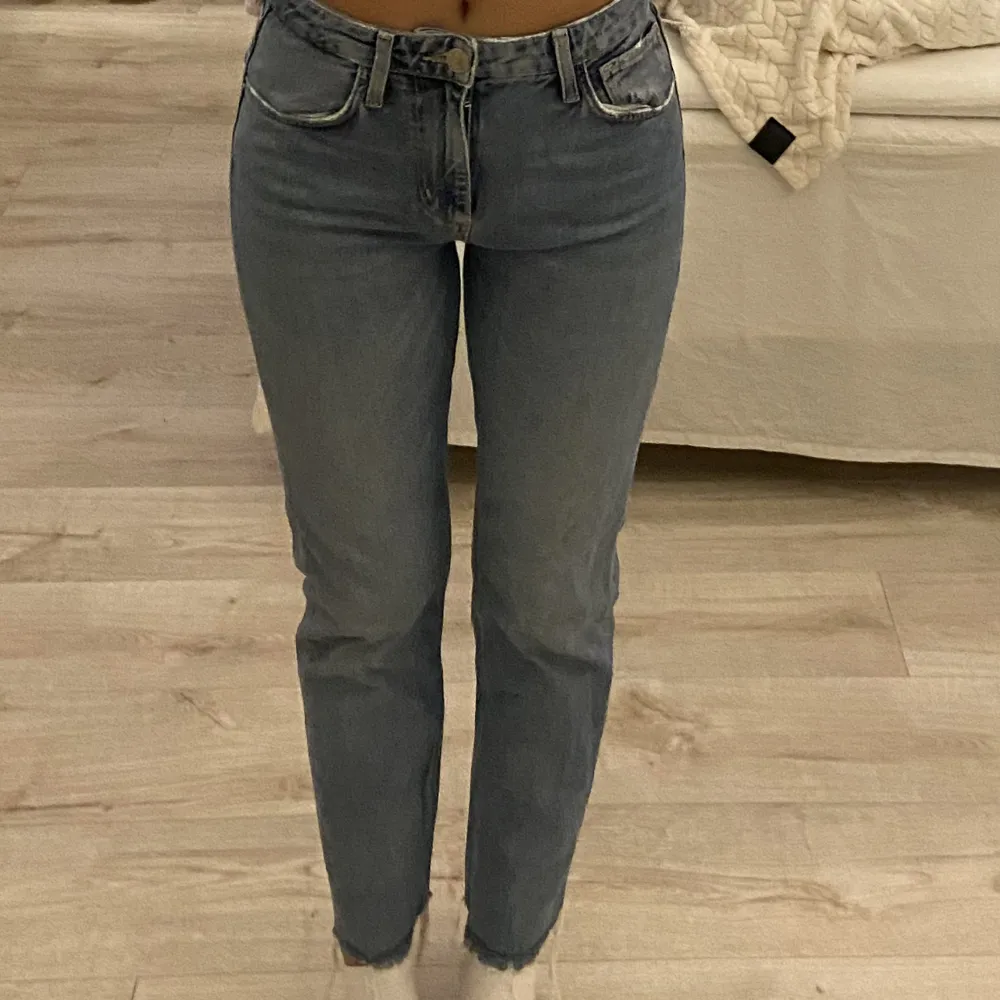 Fina blåsa jeans från Zara som tyvärr är lite korta på mig. Budning om fler är intresserade . Jeans & Byxor.