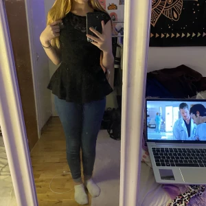 Svart tröja  - Svart tröja med liten kjol på typ 