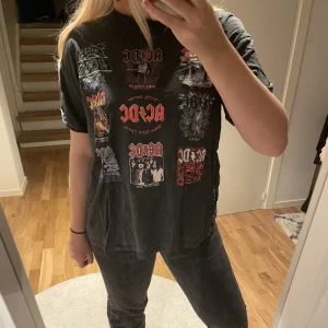 T-shirt  - Säljer nu denna tröja från bershka.  Välkomna att höra av er!