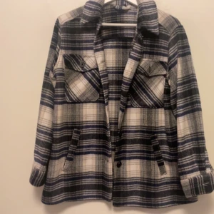 Hm  - Hej, säljer massa saker nu då jag ska flytta snart så redbar ur garderoben. Säljer denna kappa jag köpt på hm som använts ett par gånger. Köpte för 399, säljer för 100 + frakt❤️