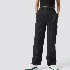 Kritstrecksrandiga kostymbyxor  - Randiga kostymbyxor från nakd. Knappen saknas men kan lätt sättas på en ny. Hylsa+haken är kvar dock. Uppsydda ca 2-3cm.  (Säljer samma modell i beiget)