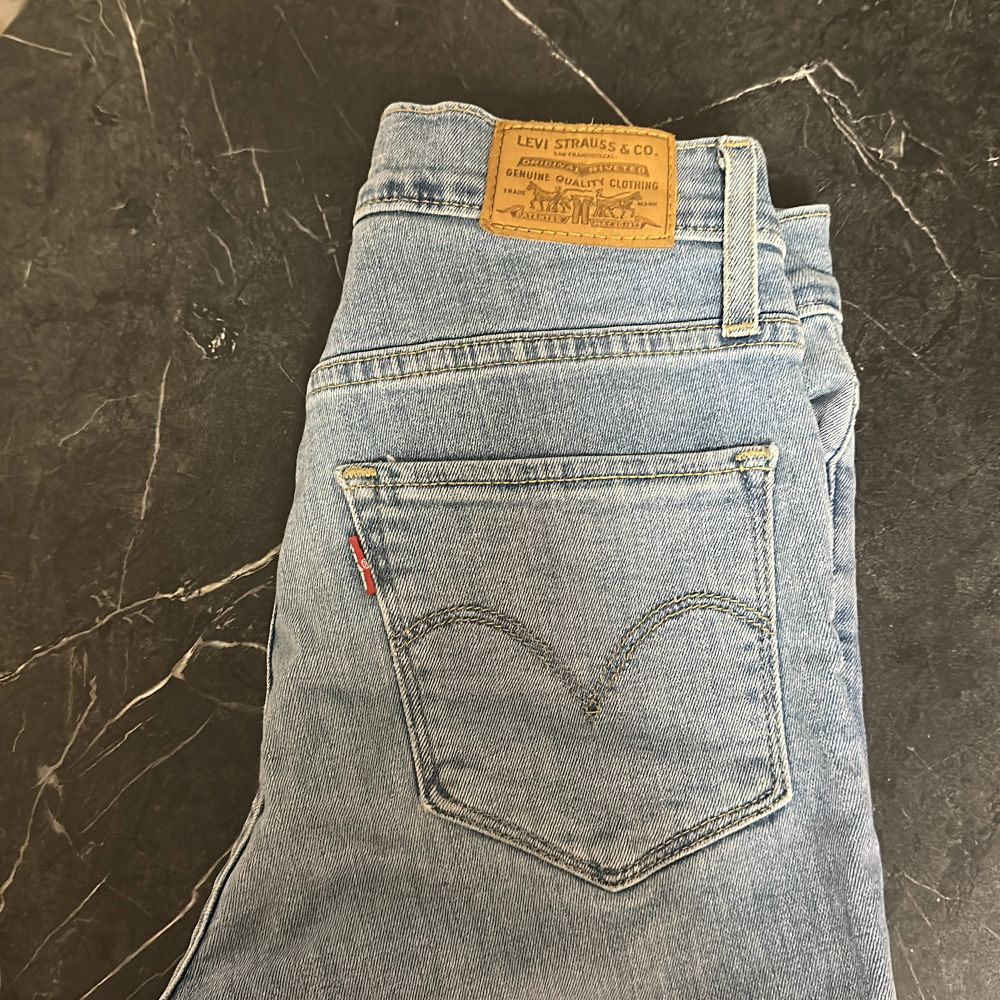 Snygga Levis jeans i bra skick! Passar nån som är 150-160 då dom är avklippta nertill. Jeans & Byxor.