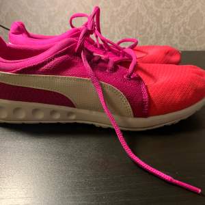 Ett par rosa Puma idrottsskor i storlek 38. De är helt oanvända. Priset kan diskuteras. Köparen står för frakten 