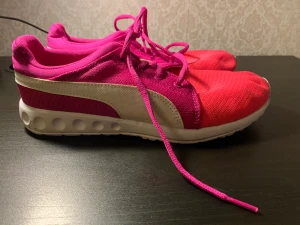 Rosa Puma skor - Ett par rosa Puma idrottsskor i storlek 38. De är helt oanvända. Priset kan diskuteras. Köparen står för frakten 