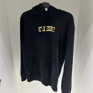 Nike tröja - Svart Nike tröja i bra skick. Sällan använd.  8/10 i skick 