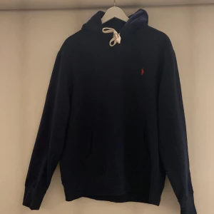 Ralph Lauren navy hoodie  - Använd 1-2 ggr och är därför i nyskick. Säljer då plagget har fallit ur min stil. Obs! Ralph Lauren storlekar kan upplevas som mindre och skulle därför uppskatta storleken mellan M och L. Nypris: 1800kr!