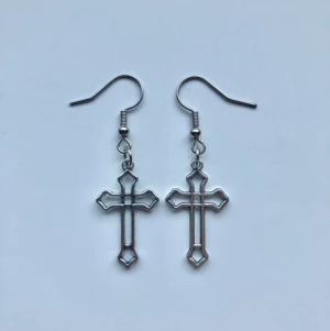 Korsörhängen - Säljer dessa superfina korsörhängen som jag har gjort själv :) Kan mötas upp i Stockholms området annars tillkommer frakten 🖤