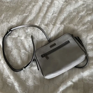 Axelväska - Rymlig väska med regleringsbart band. Liten i modellen. Skriv för fler frågor eller bilder :)