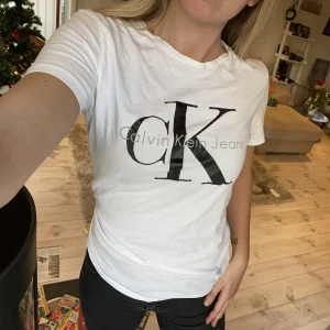 T-shirt Calvin Klein  - T-shirt från Calvin Klein i storlek M. Använt skick därav priset, inga defekter eller hål men fläck under armvecket och lite vid kragen, går nog bort i tvätten om man har rätt medel🙏🏻