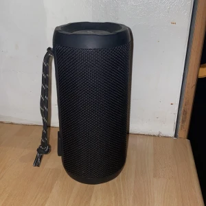 Högtalare  - Högtalare funkar jätte bra. Har använts några gånger. Köpte den för 650kr.