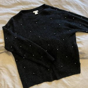 Stickad tröja  - Grå stickad tröja med silvriga pärlor. Säljer då den inte kommer till användning! 140 kr och köparen står för frakt🫶🏼
