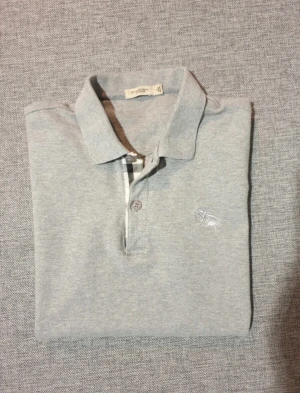 Burberry piké  - ❗️Fri frakt ❗️ Storlek L på lappen men passar storlek M bättre. Bra skick  Mått finns i dm