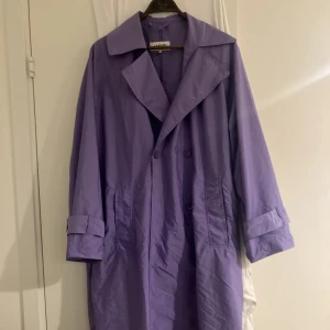 Junkyard trench - Lila trench. Extremt fin men måste sälja pga flytt
