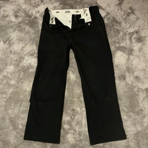 Dickies  - Dem är lite slitna o skulle säga att är i 6/10 skick och passar bra. 