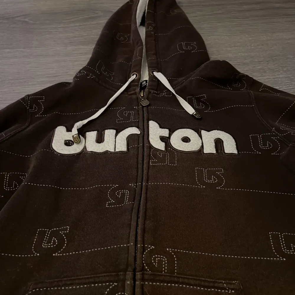 Hej säljer min Burton hoodie i nyskick. Endast använd en gång Det står m men passar även som s eller xs. Tröjor & Koftor.