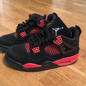 Jordan 4 thunder - Jordan 4 storlek 38,5 passar större fötter, använd 2 gånger. Box och allt medföljer. 