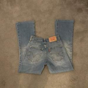 Ett par levis jeans i mycket bra sick säljer för att dom är för korta i benen ( köparen står för frakt 50kr )