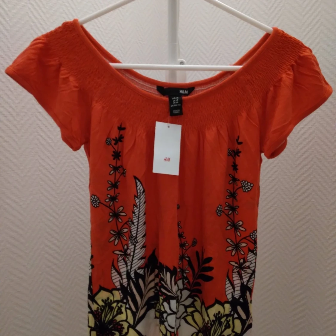 NY & OANVÄND Korallröd somrig topp med blommönster. Strlk: XS/34. Viskos/bomull.