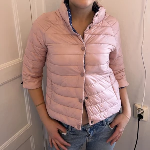 Trekvartsärmad jacka!! - Säljer denna trekvartsärmade jacka men så fin insida💗