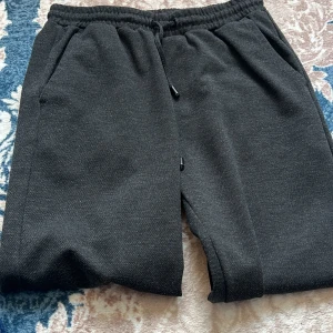 Icono  - Jag säljer de hära byxorna. Vi börjar med bud 300 