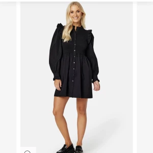 Svart klänning  - Svart klänning från vero moda, nypris 499. Prislappen finns kvar 
