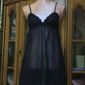 Svart mesh nattlinne - Genomskinlig mesh, mönstrad byst 