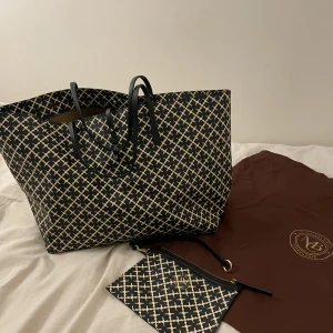 By Malene Birger Abi Printed Tote Bag - By Malene Birger väska i nyskick. Den större modellen. Rymlig och stilren, dustbag tillkommer.  Nypris 3200kr Finns i Stockholm, Täby. Fraktar ej