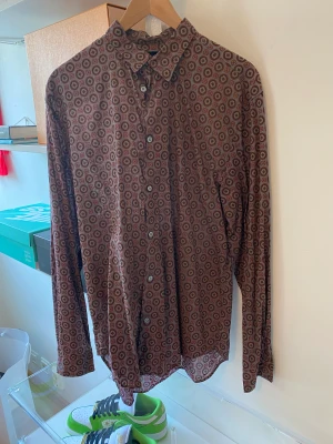 Marc by Marc jacobs - Marc by Marc jacobs skjorta i brun färg, använd ett fåtal gånger. Storlek L