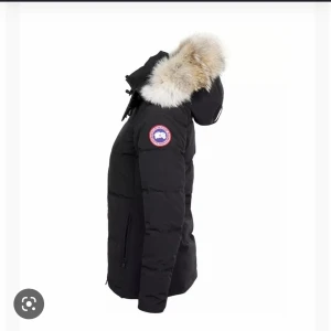 Canada goose Chelsea  - Jätte fin jacka i nytt skick då den endast använts i 1 månad i vintras och har ings skador. Säljer jackan då den har blivit för stor