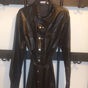 PU shirt jacket - Helt ny PU shirt jacket från NA-KD. Storlek EU 38. köptes innan graviditet men tyvärr har ej hunnit använda den. Ordinarie pris 499kr på zalando. Fler bilder att kolla på.