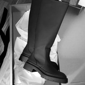 Zara stövlar boots - Säljer dessa populära zara boots/stövlar! Knappt använda! Storlek 39