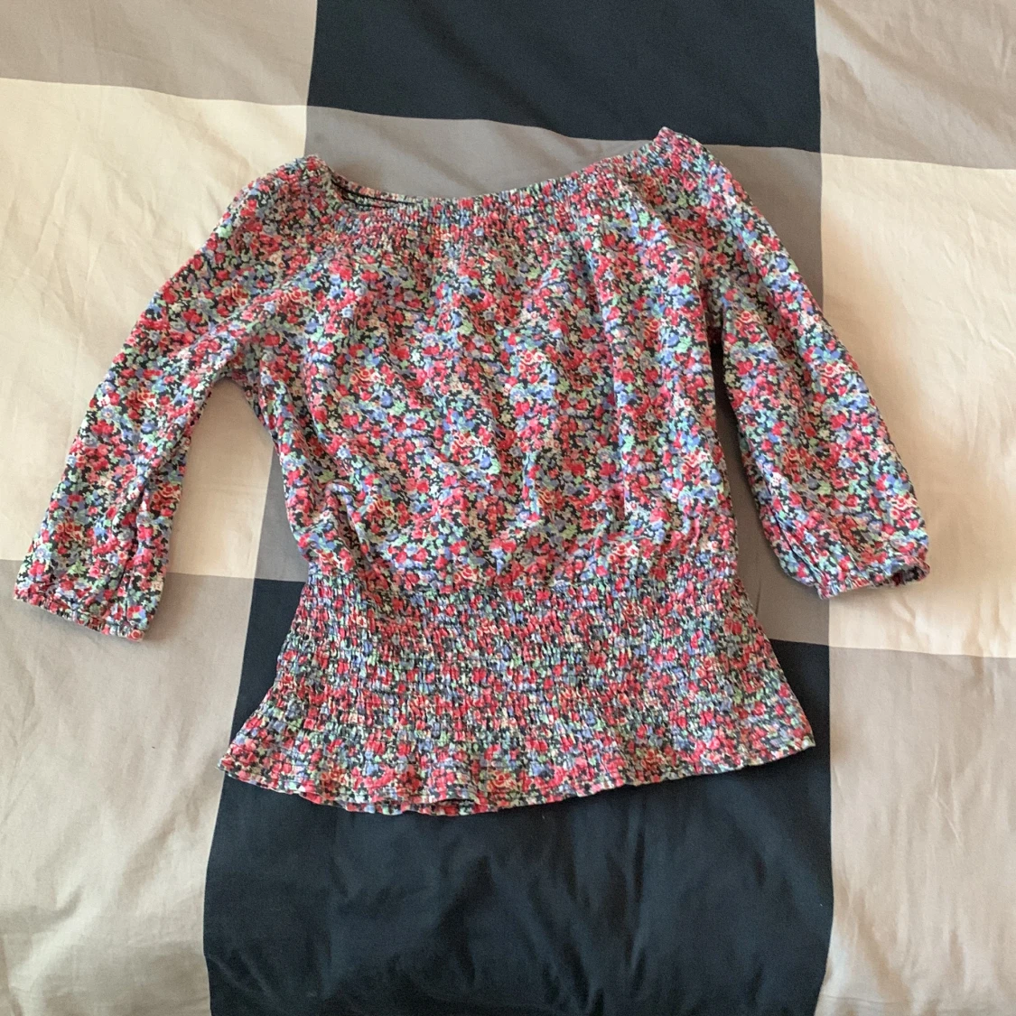 Off-shoulder tröja med blommor