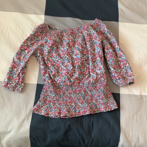 Off-shoulder tröja med blommor - Har köpt den 3 månader sen och har bara haft på mig den 2 gånger för att jag inte tyckte om tröjan så mycket och jag fattar fortfarande inte hur man stylar den 😅. Den är i mycket bra skick och är tvättad men kommer att tvätta den igen innan den säljs.
