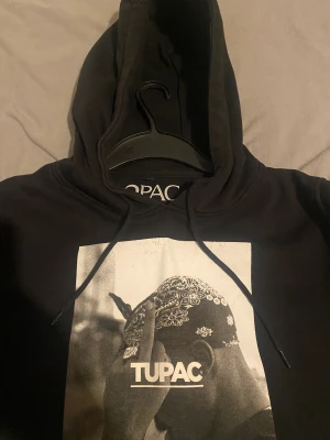 Tupac hoodie  - Väldigt fin hoodie i storlek M  Inga skador eller liknande 
