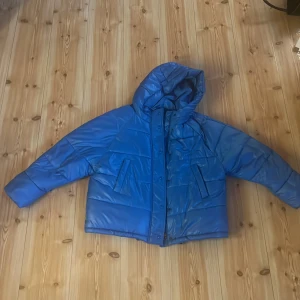 Blå jacka från Zara - Blå stor jacka från Zara strl XS-S. Endast använd en gång så i nyskick